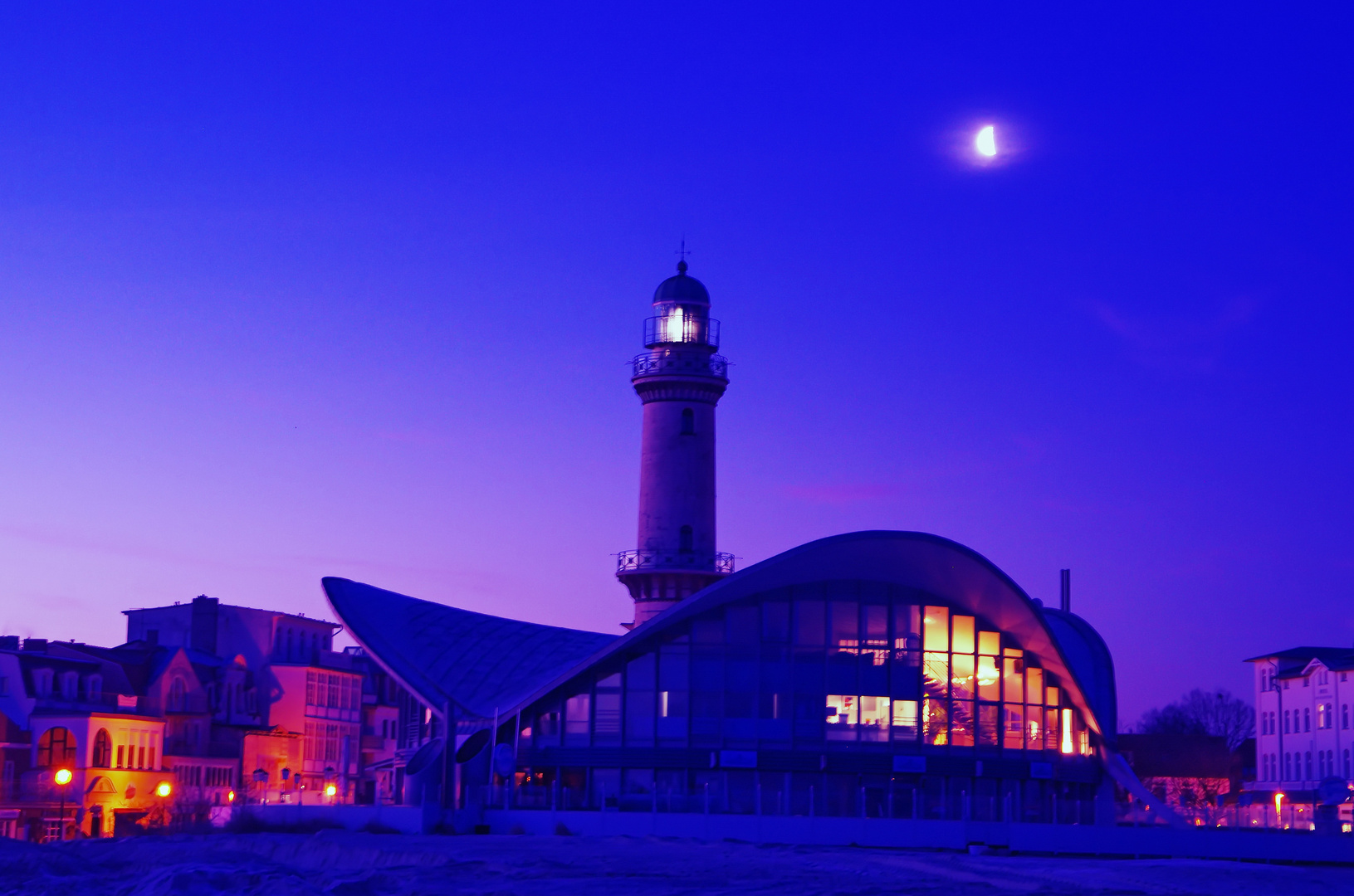 Leuchtturm Warnemuende am herrlichen Rostocker Strand