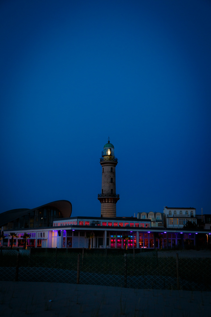 Leuchtturm Warnemünde bei Nacht