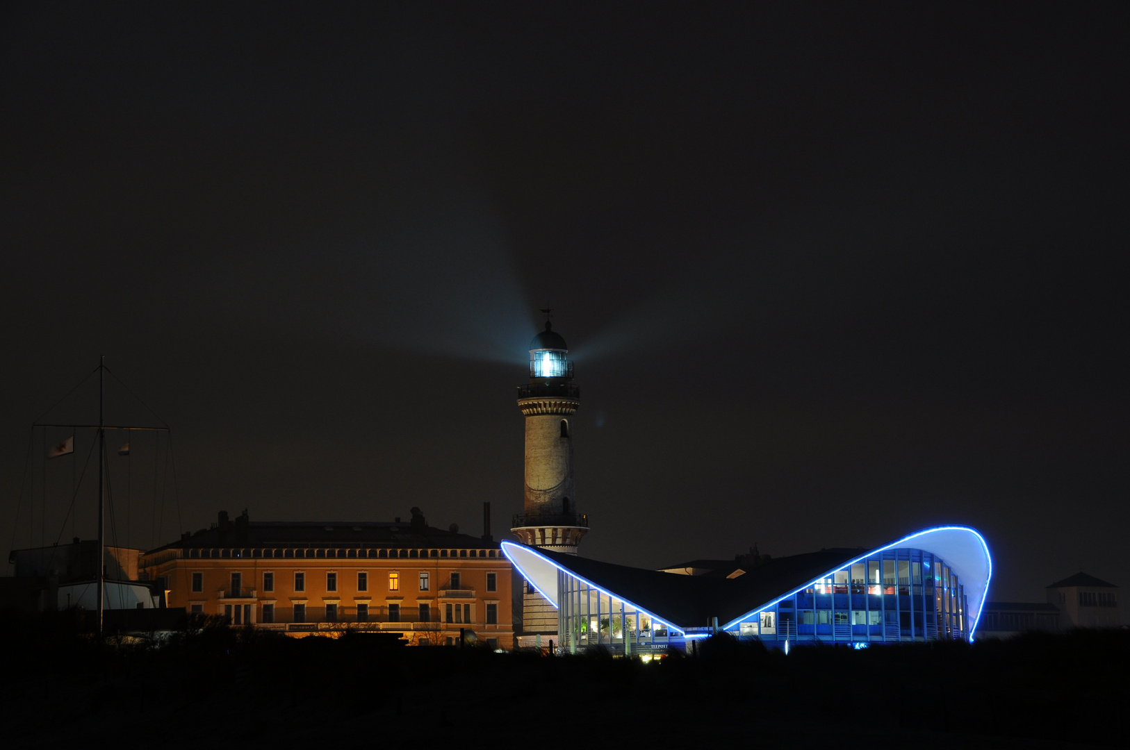 Leuchtturm Warnemünde bei Nacht