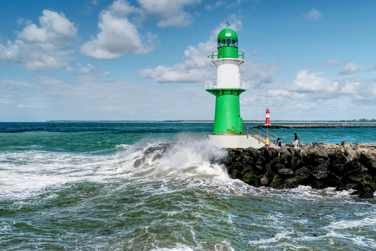 Leuchtturm Warnemünde bei steifer Brise