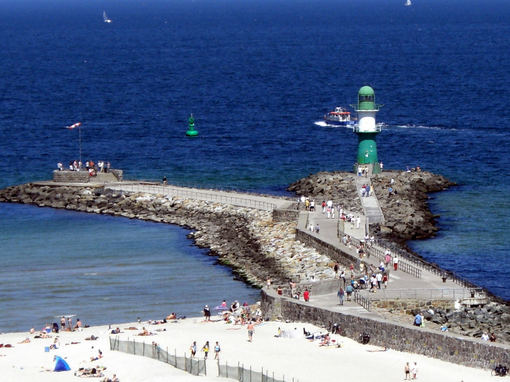 Leuchtturm West am Strand von Warnemünde im Hochsommer Mai