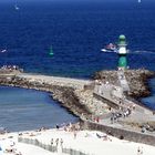 Leuchtturm West am Strand von Warnemünde im Hochsommer Mai