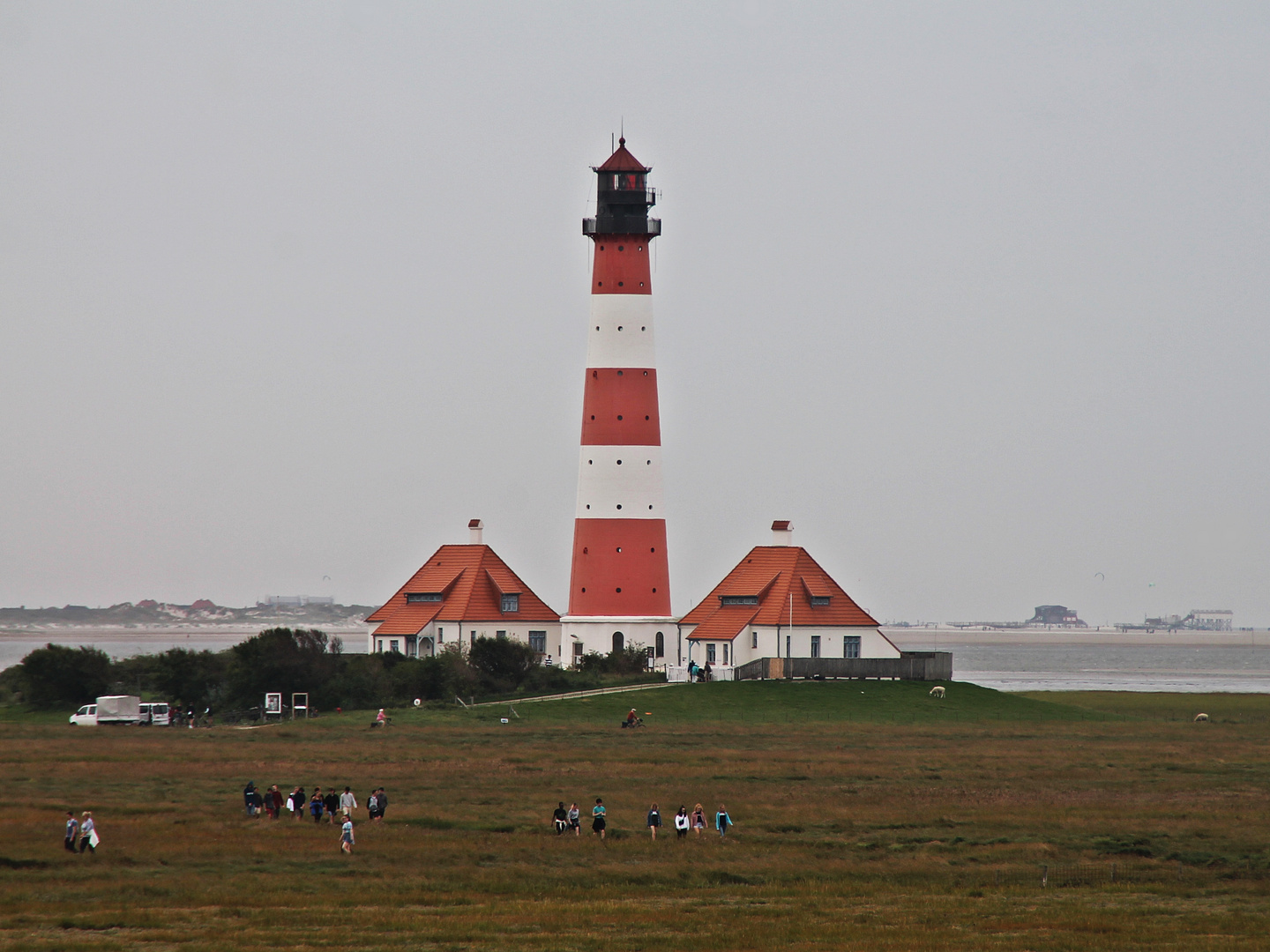 Leuchtturm Westerhever, im Hintergrund der Strand von St. Peter-Ording