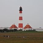 Leuchtturm Westerhever, im Hintergrund der Strand von St. Peter-Ording