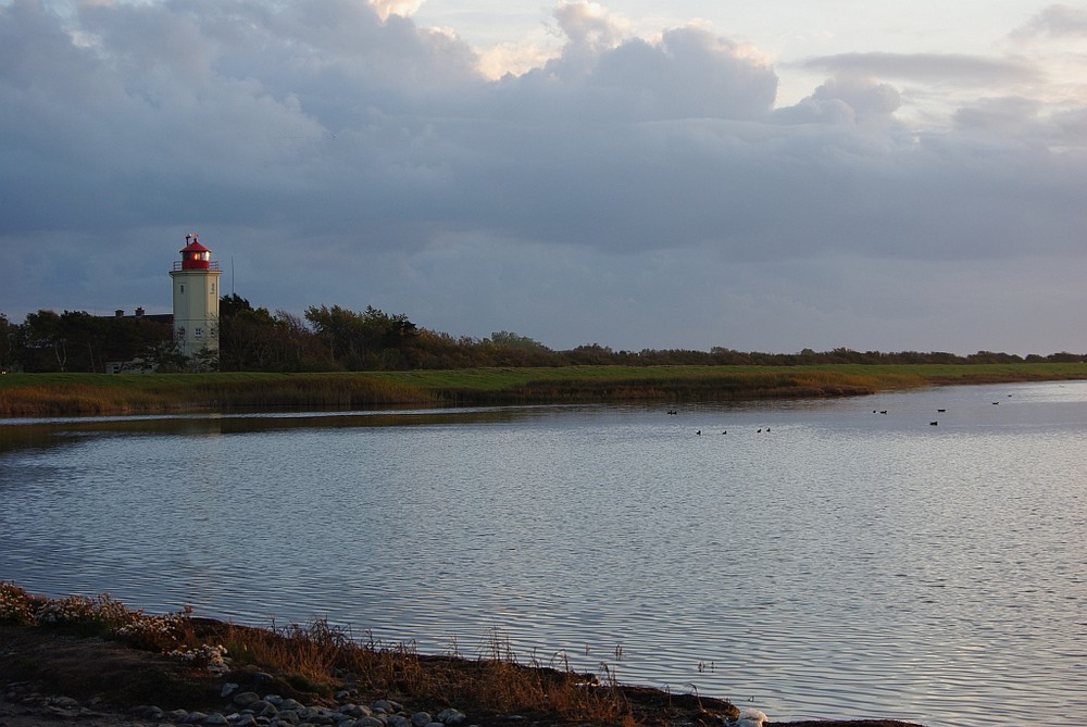 Leuchtturm Westermarkelsdorf in der Dämmerung