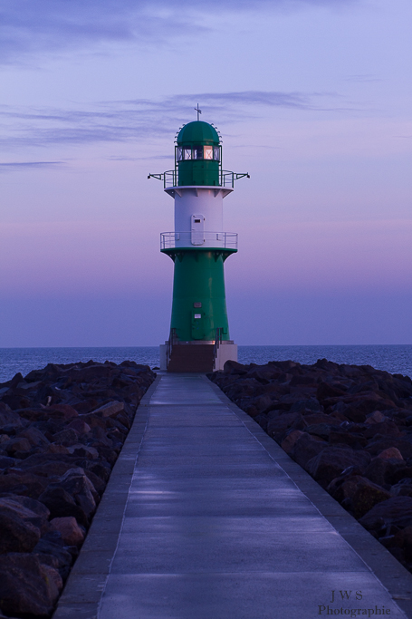 Leuchtturm zur blauen Stunde