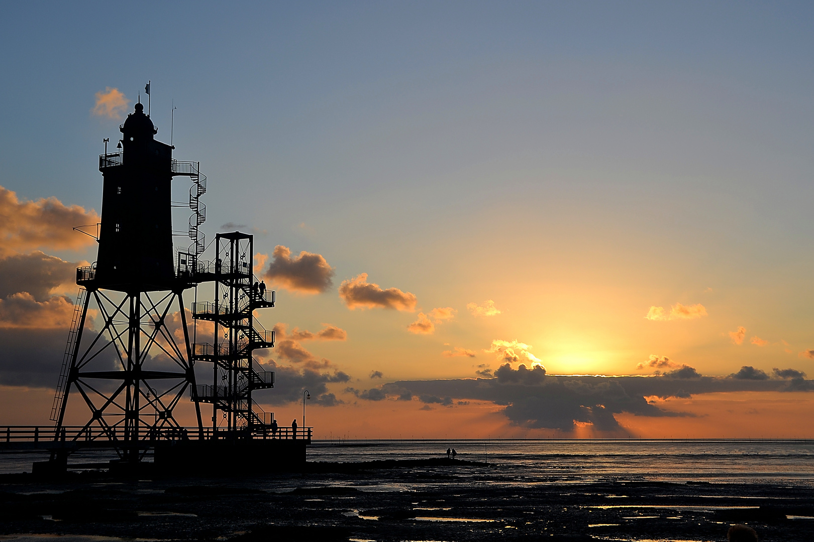 Leuchtturmdenkmal Obereversand im Sonnenuntergang