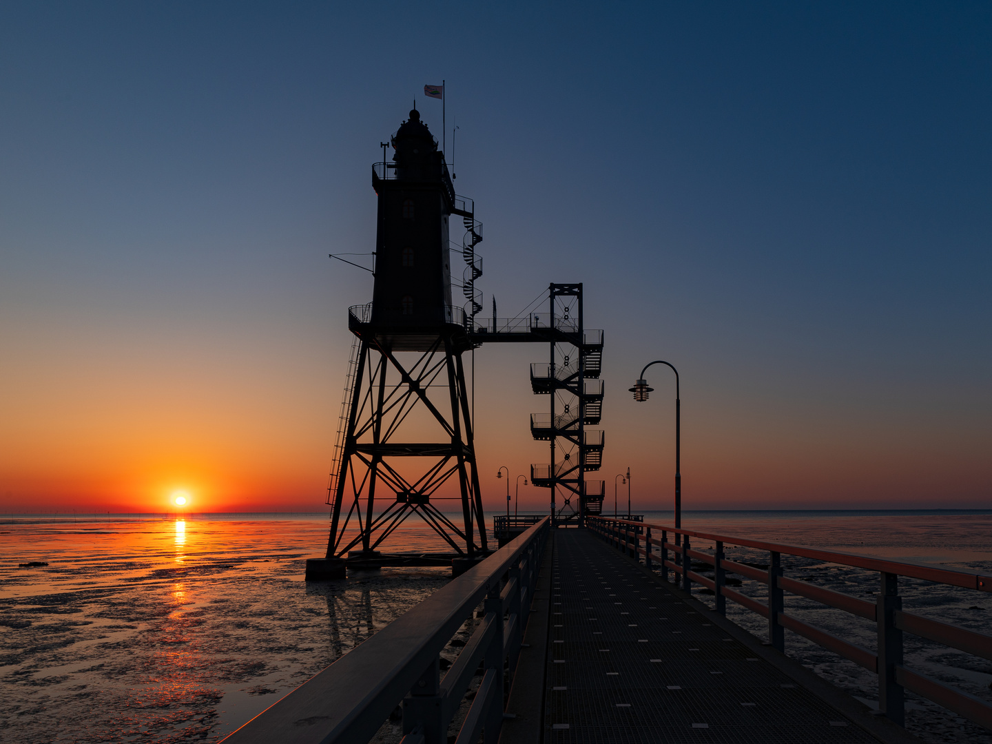 Leuchtturmdenkmal Obereversand zum Sonnenuntergang