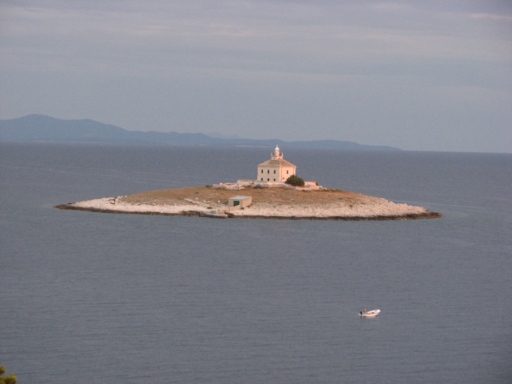 Leuchtturminsel vor Hvar im Abendlicht