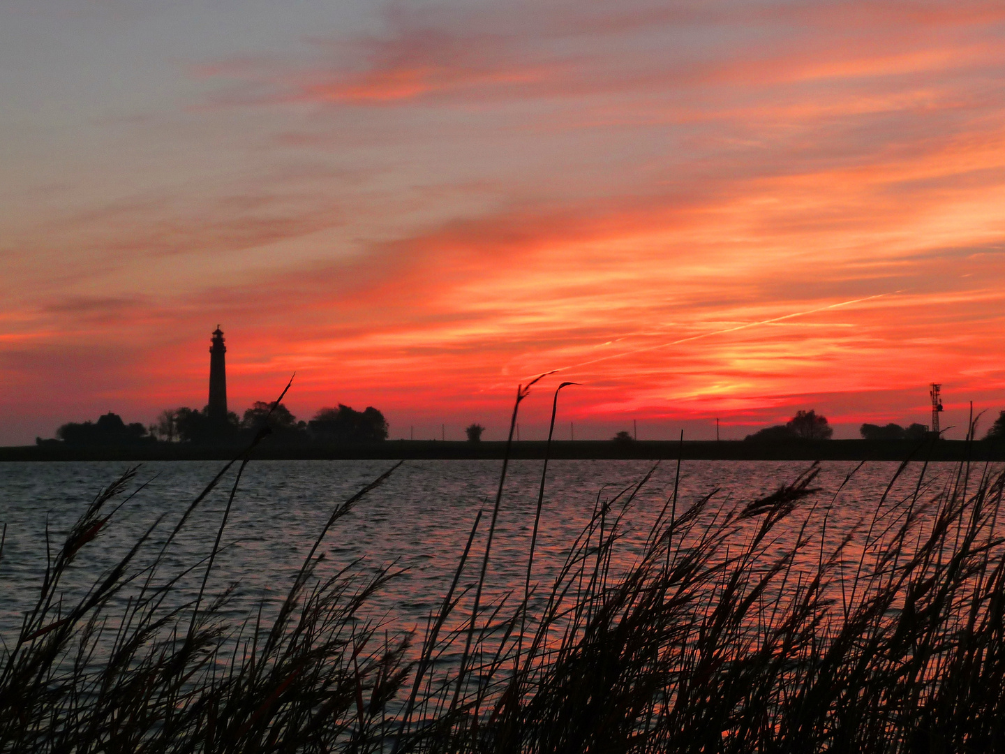 Leuchtturmsilhouette im Abendrot