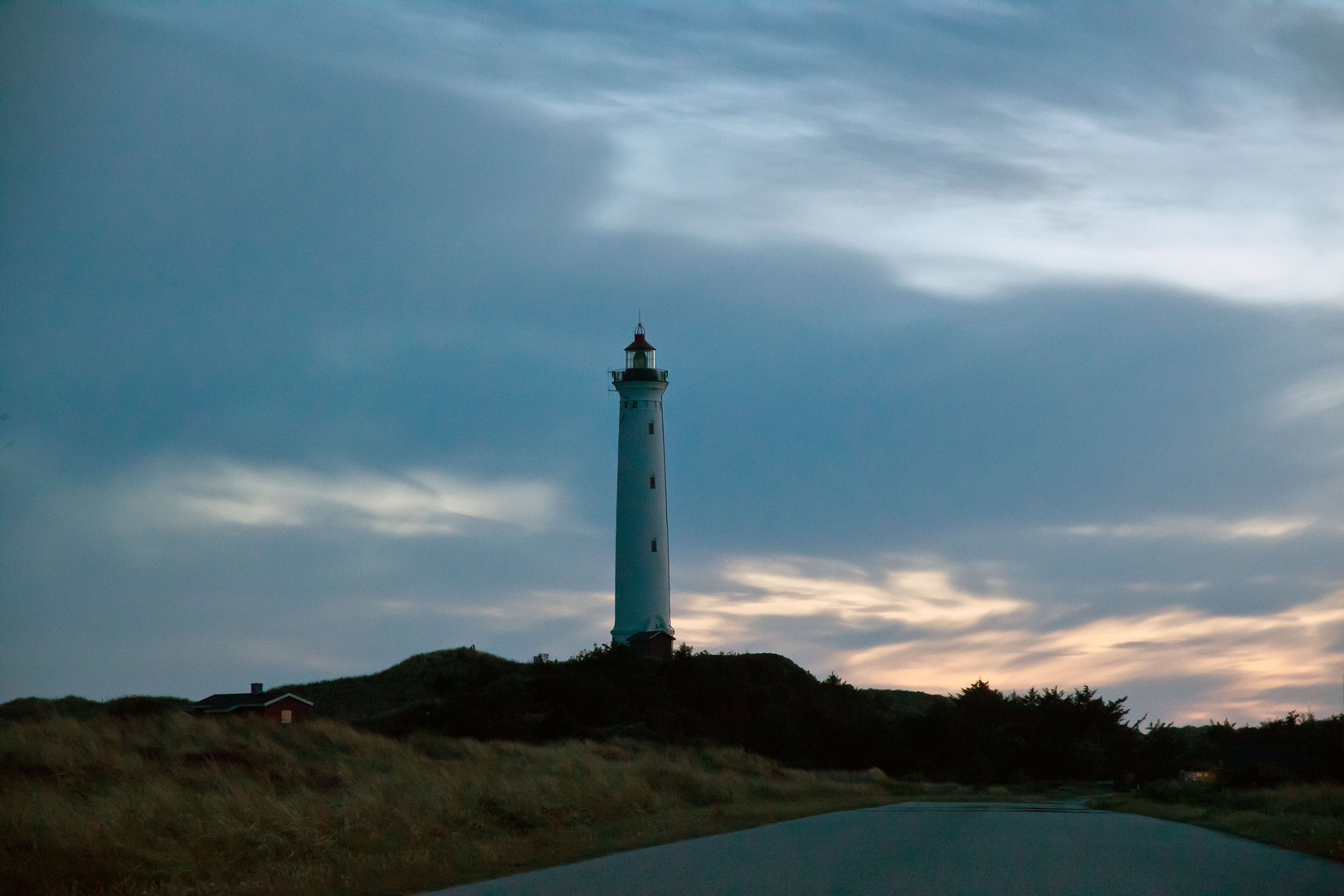 Leuchturm bei Söndervig (DK) während der blauen Stunde