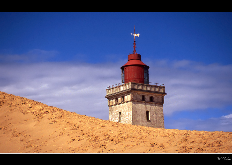 Leuchturm überragt (noch) die Düne