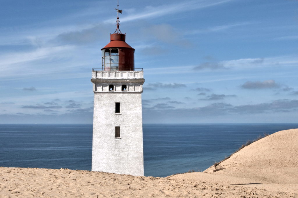 Leuchturm versinkt im Sand