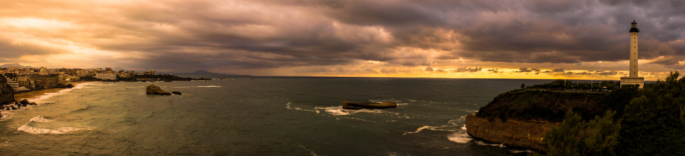 Leuchturm von Biarritz und Surferstrand