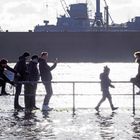 Leute die Leute fotografieren - Fischmarkt bei Hochwasserfoto