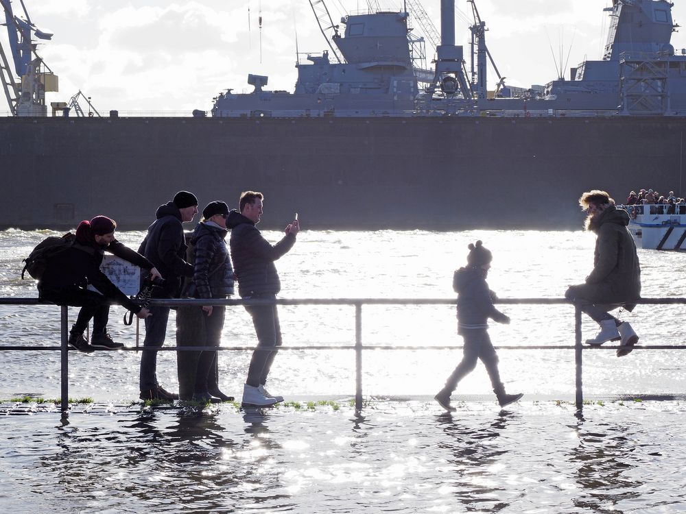 Leute die Leute fotografieren - Fischmarkt bei Hochwasserfoto