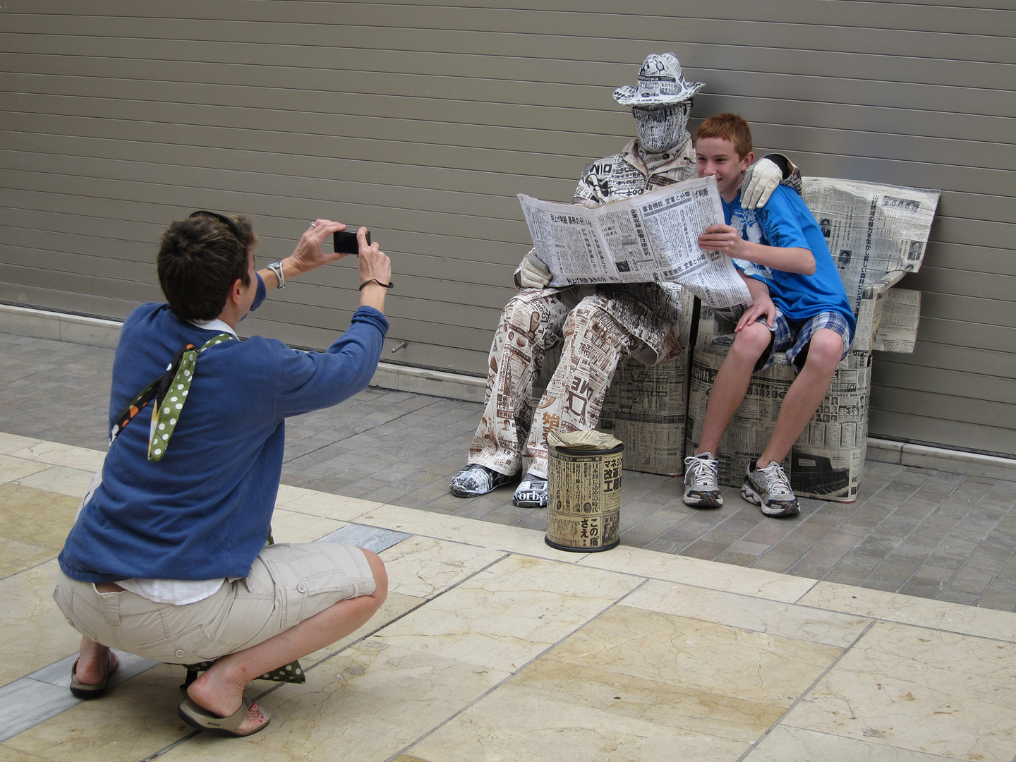 Leute die Leute fotografieren - Zeitungsleser