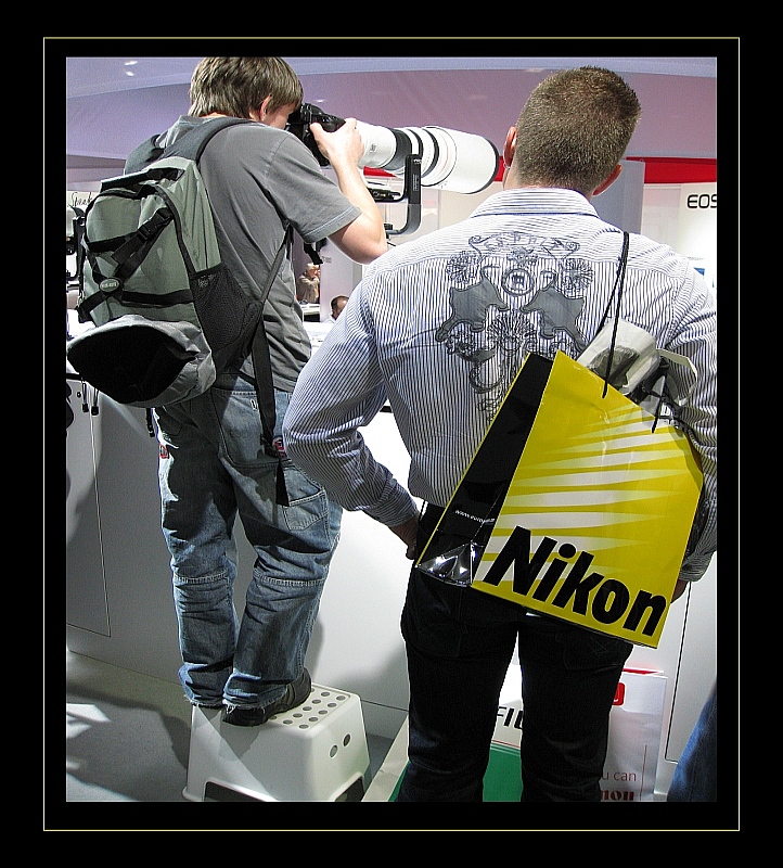 Leute mit Nikon Tüte kommen am Canon Stand nicht an die FlaK