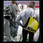 Leute mit Nikon Tüte kommen am Canon Stand nicht an die FlaK