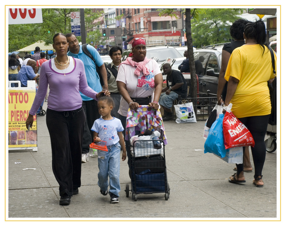 Leute wandern in Harlem New York