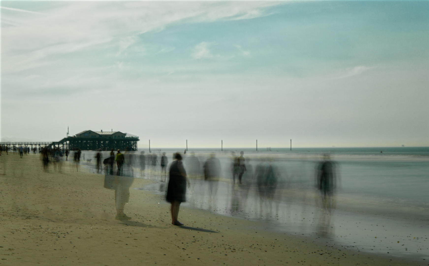 Leute wuseln am Strand