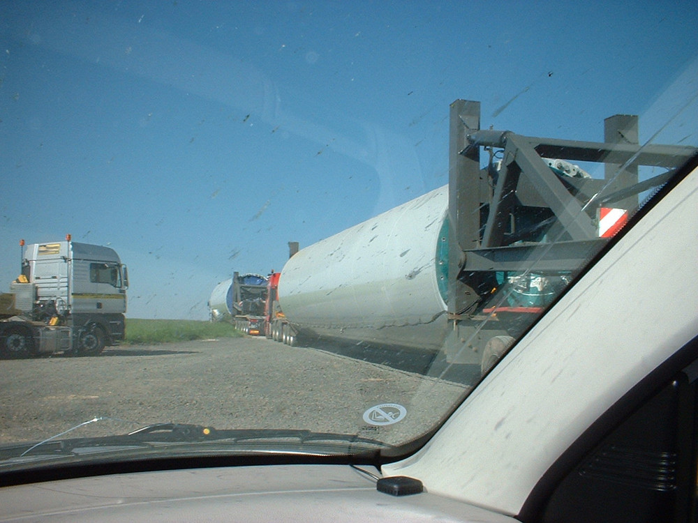 leute....egal wo man herfährt....überall versperren lkw den weg