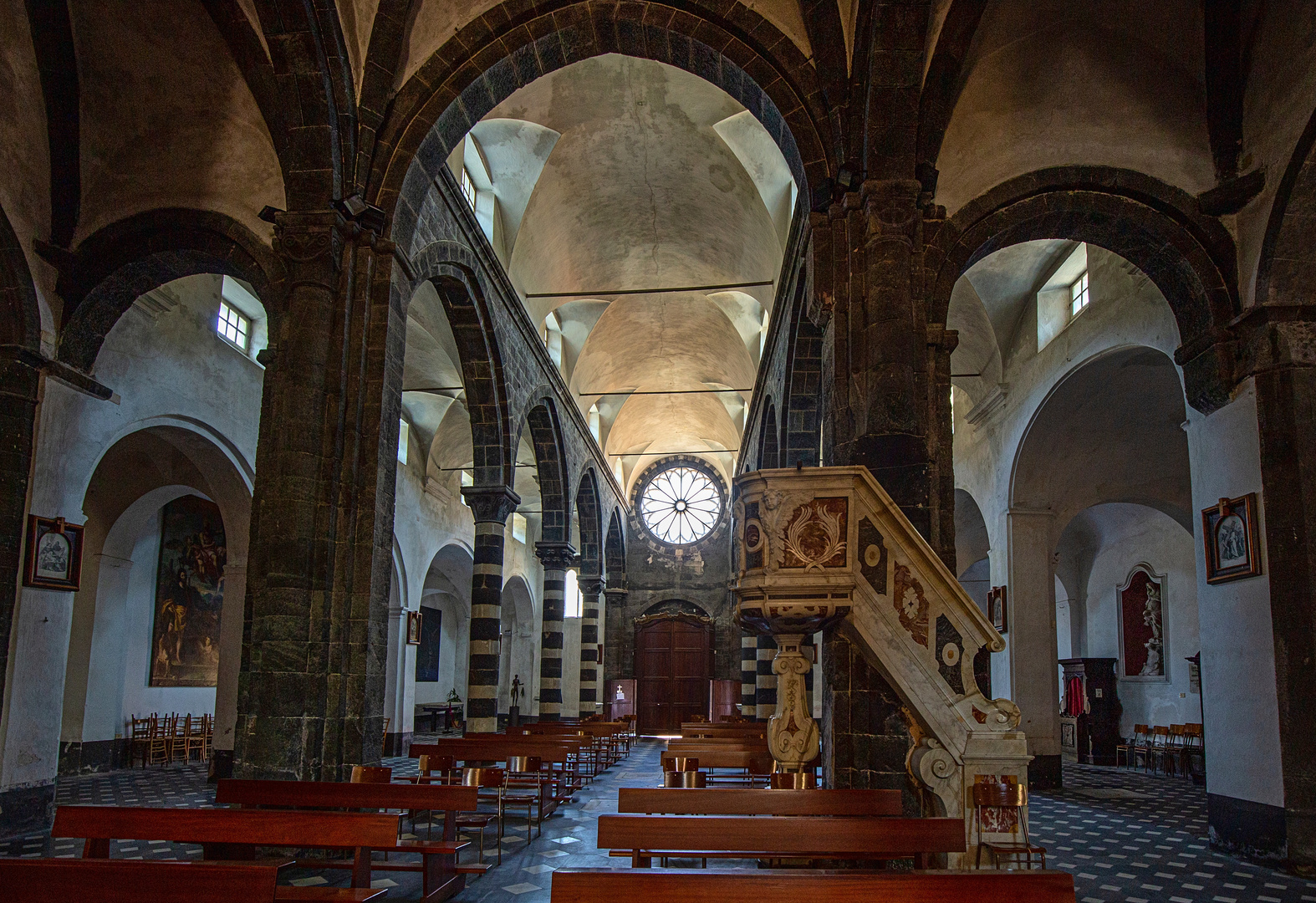 Levanto - Chiesa di Sant' Andrea - der Blick zur Rosette