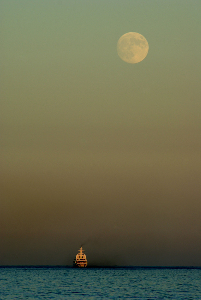 Levé de lune sur Nice