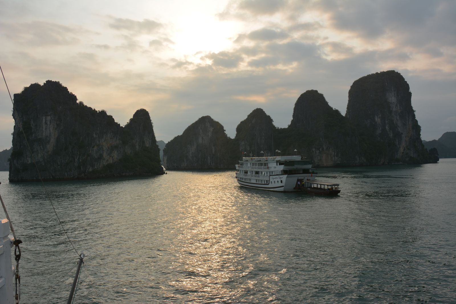 Levé de soleil sur la baie d Halong