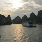 Levé de soleil sur la baie d Halong