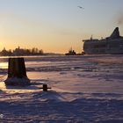 Levé de soleil sur le port d'Helsinki en hiver