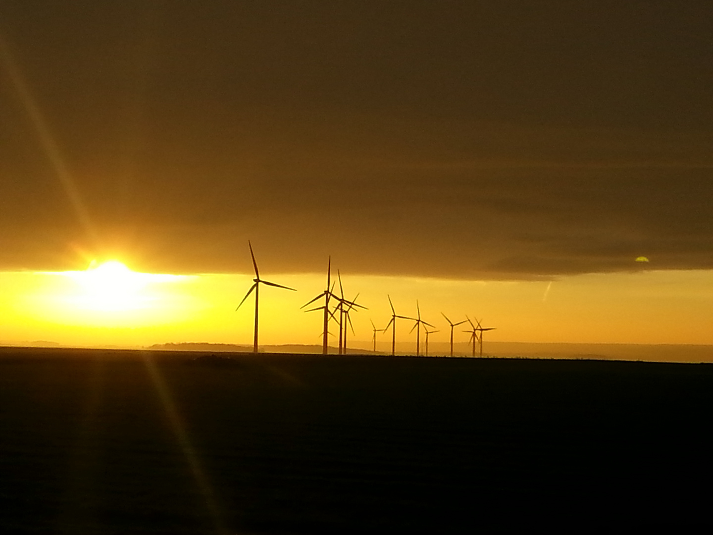 levé de soleil sur les éoliénes