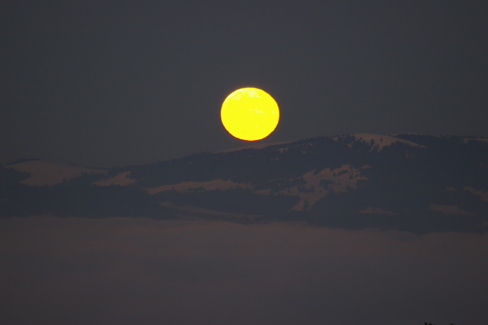 Levée de lune sur le lac Leman ennuagé