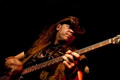 Levell Price der Bass von Eric Sardinas