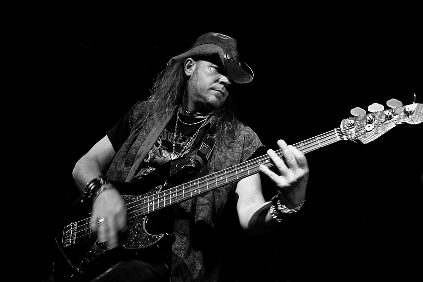 Levell Price der Bass von Eric Sardinas II