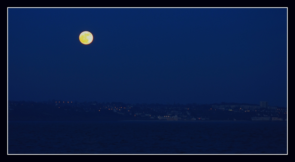 "Lever de Lune au dessus de Concarneau ce soir "