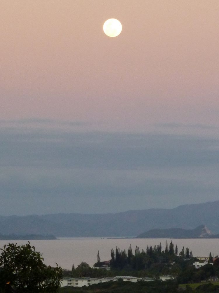 Lever de lune sur Nouméa