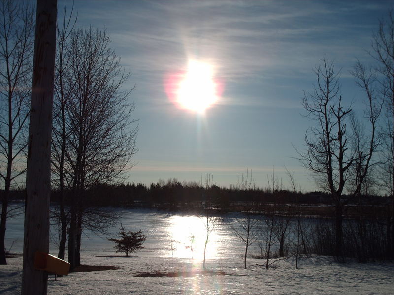 Lever De Soleil Au Bord De La Rivière Glacé