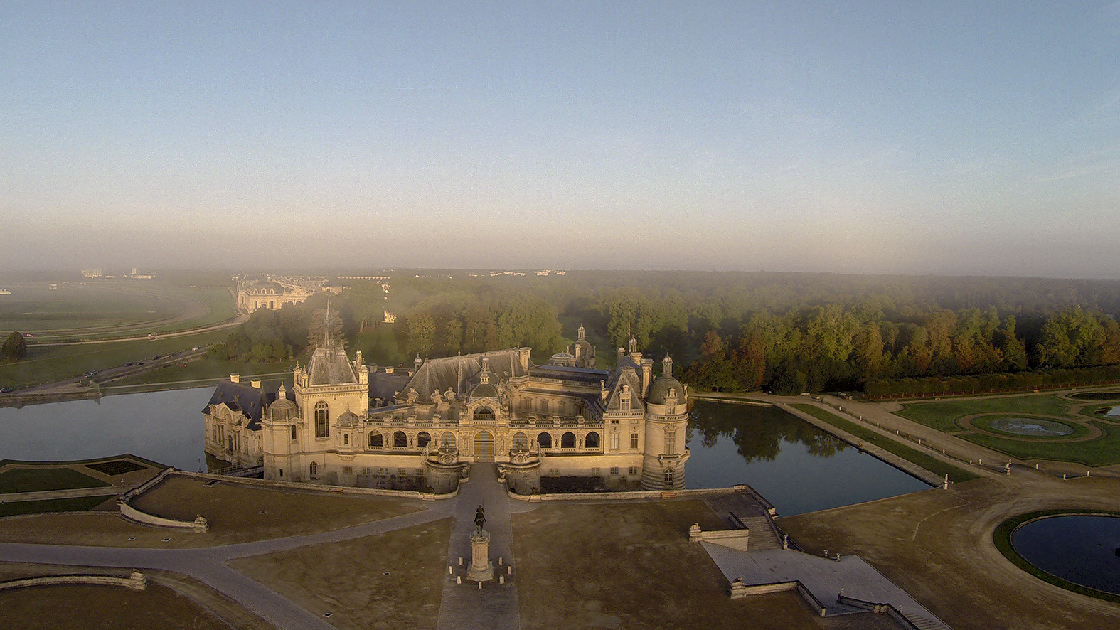 lever de soleil au dessus d'une demeure "royale"