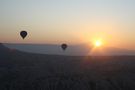 Lever de soleil au grè du vent en Cappadoce de Gillou de Serre 