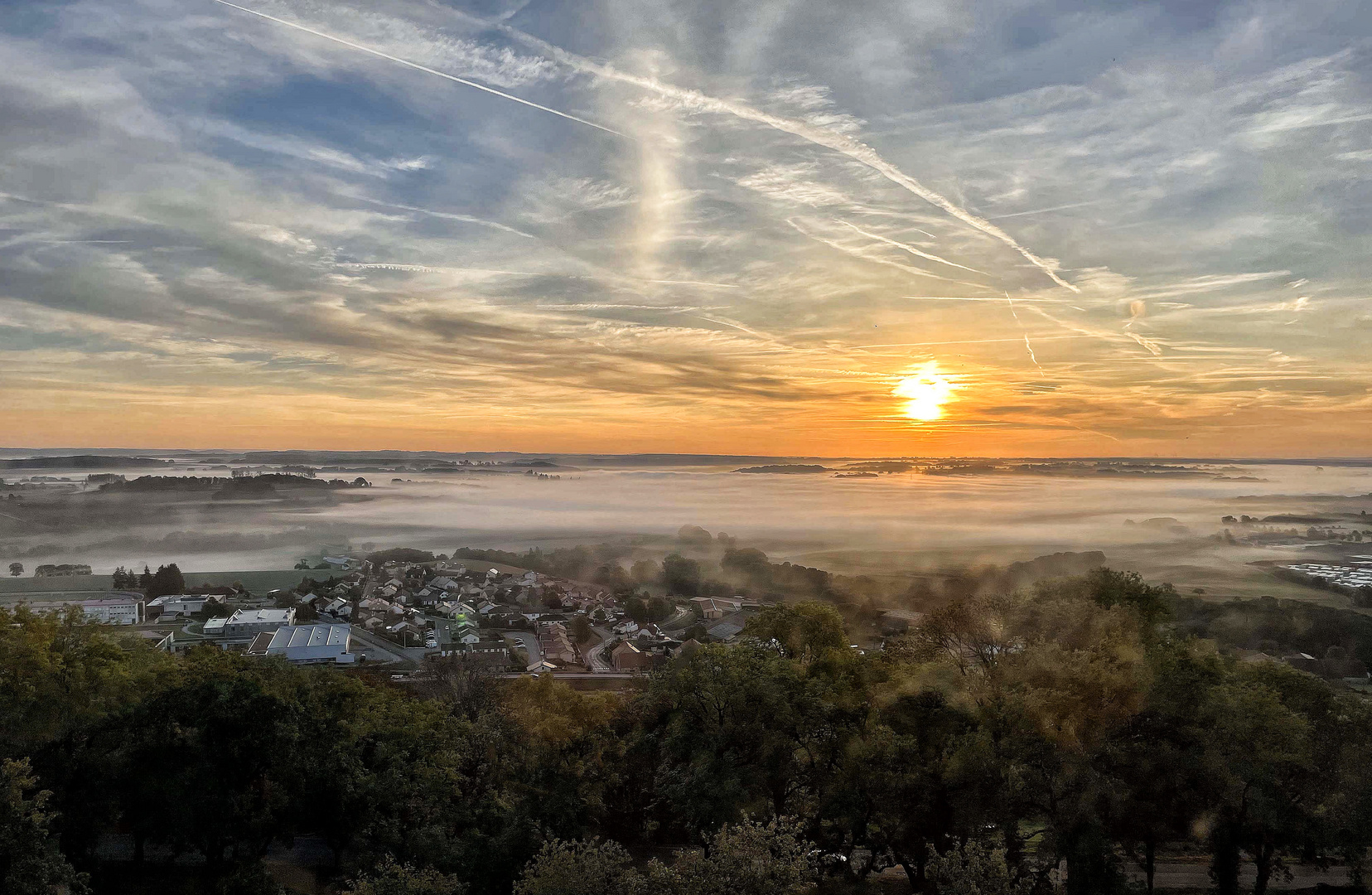 Lever de soleil et brume