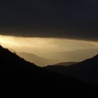 Lever de soleil lent sous un ciel chargé d'automne.