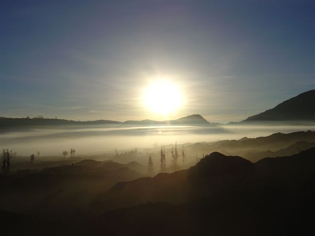 Lever de soleil sur la caldera / Sunrise above the caldera