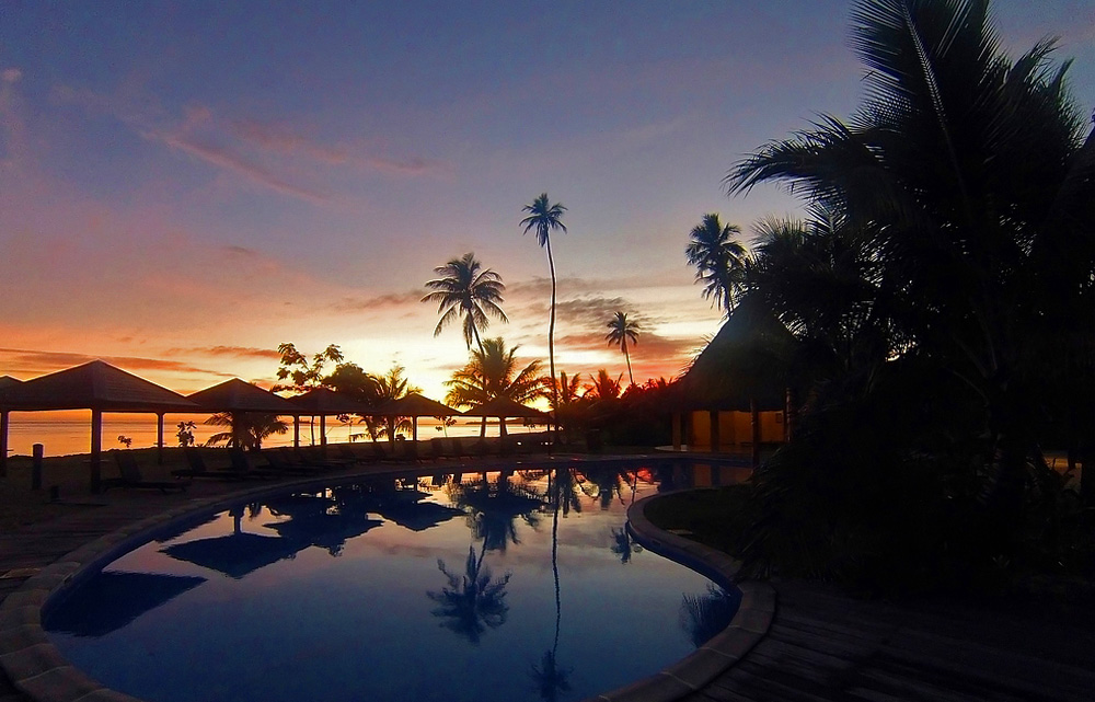 Lever de soleil sur la piscine de l’Hôtel Tiéti à Poindimiè (Côte Est de Nouvelle-Calédonie)