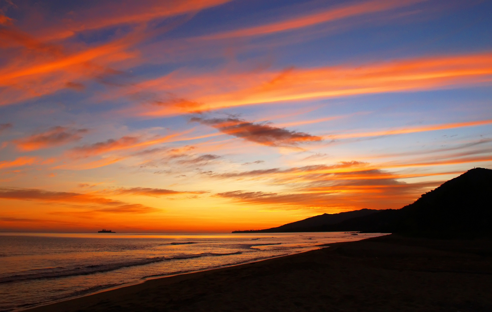 Lever de soleil sur la plage de Poindimié – Sonnenaufgang am Stand von Poindimié