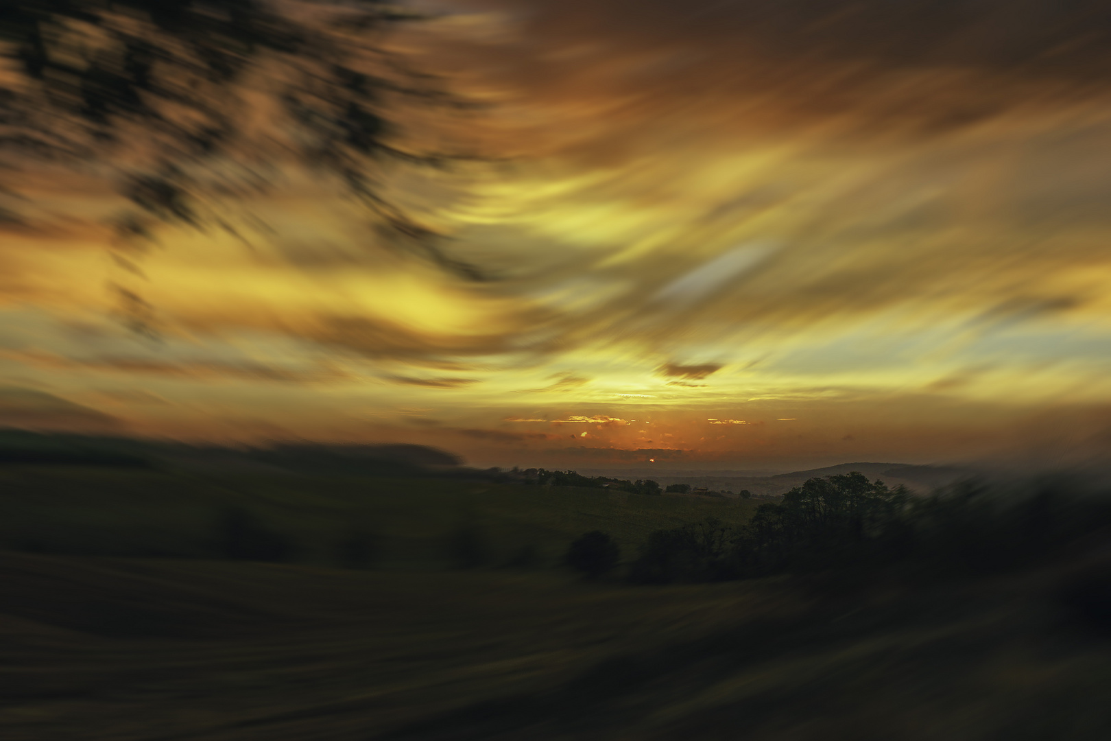 Lever de soleil sur la vallée de la Leze ( Occitanie - France)