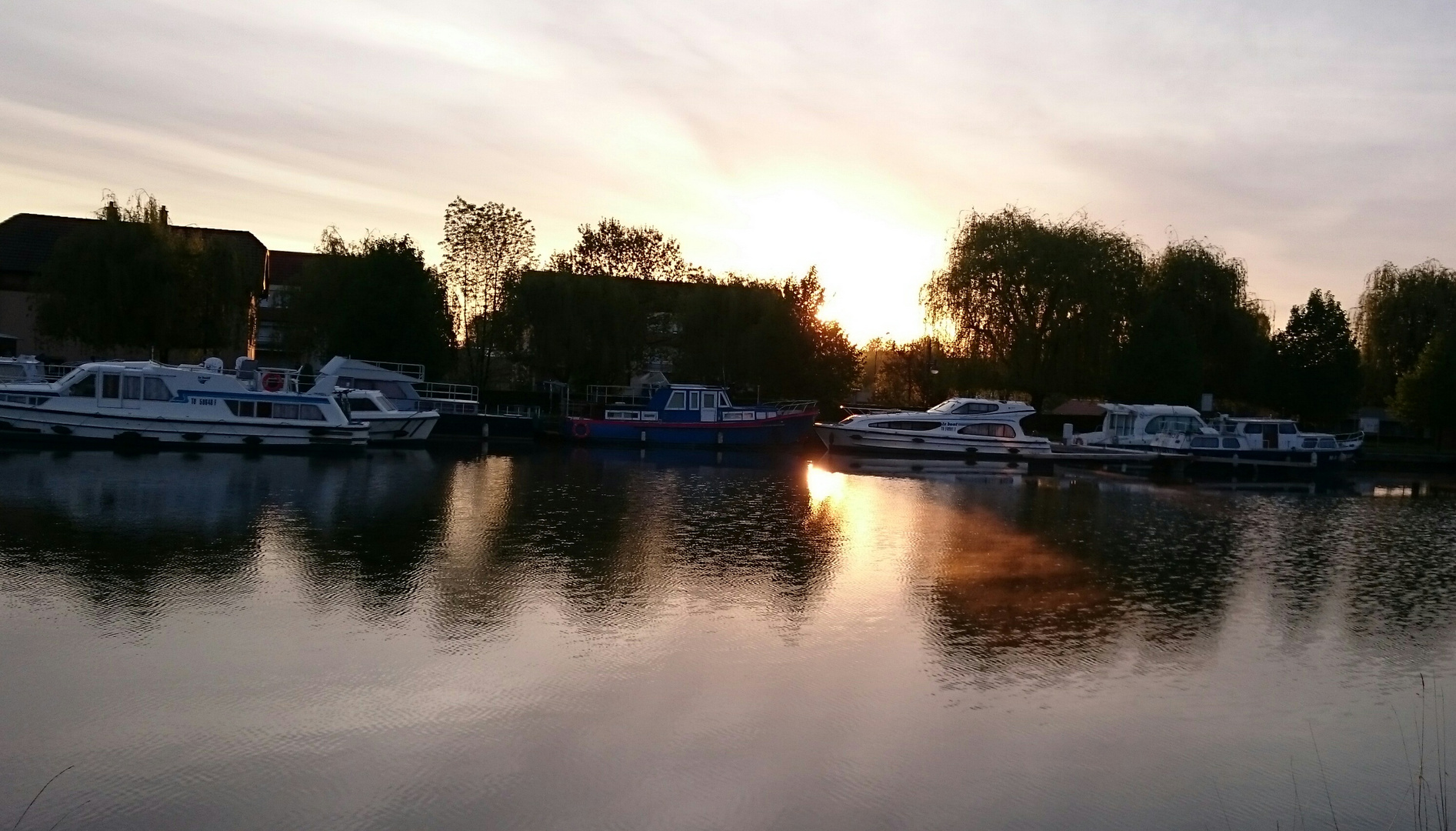 lever de soleil sur le canal de la Marne au Rhin