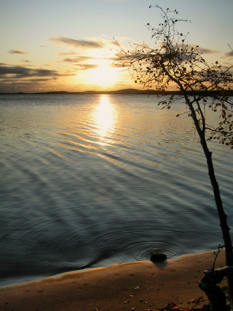 lever de soleil sur le lac d'inari finlande