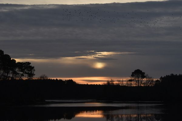 Lever de soleil sur le lac d'Uza
