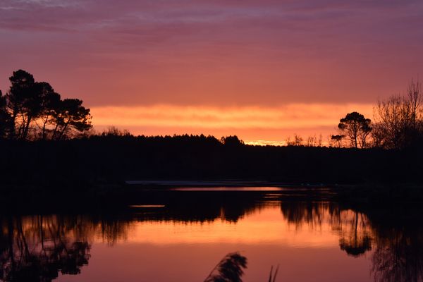 Lever de soleil sur le lac d'Uza